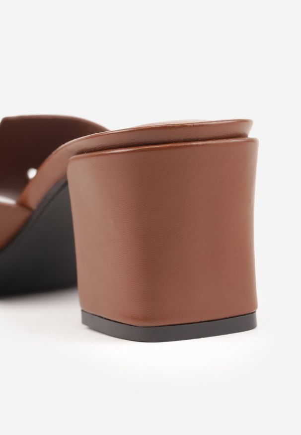 Born2be - Brązowe Klapki na Słupku z Kwadratowym Noskiem i Metaliczną Aplikacją Sivrinah. Okazja: na co dzień. Kolor: brązowy. Materiał: jeans. Wzór: aplikacja. Sezon: lato. Obcas: na słupku. Styl: casual, elegancki, klasyczny