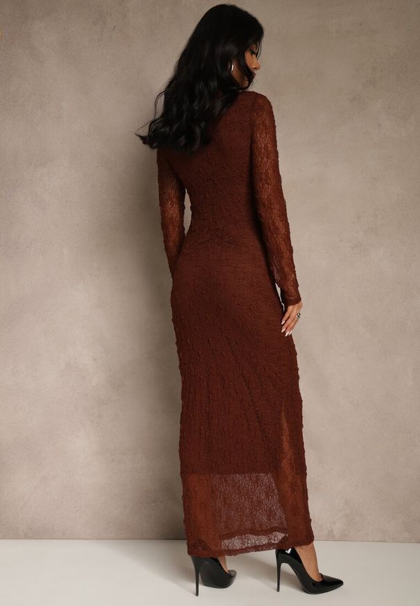 Renee - Brązowa Koronkowa Sukienka Typu Longsleeve o Dopasowanym Kroju Zenoresa. Kolor: brązowy. Materiał: koronka. Długość rękawa: długi rękaw. Typ sukienki: oversize. Styl: elegancki