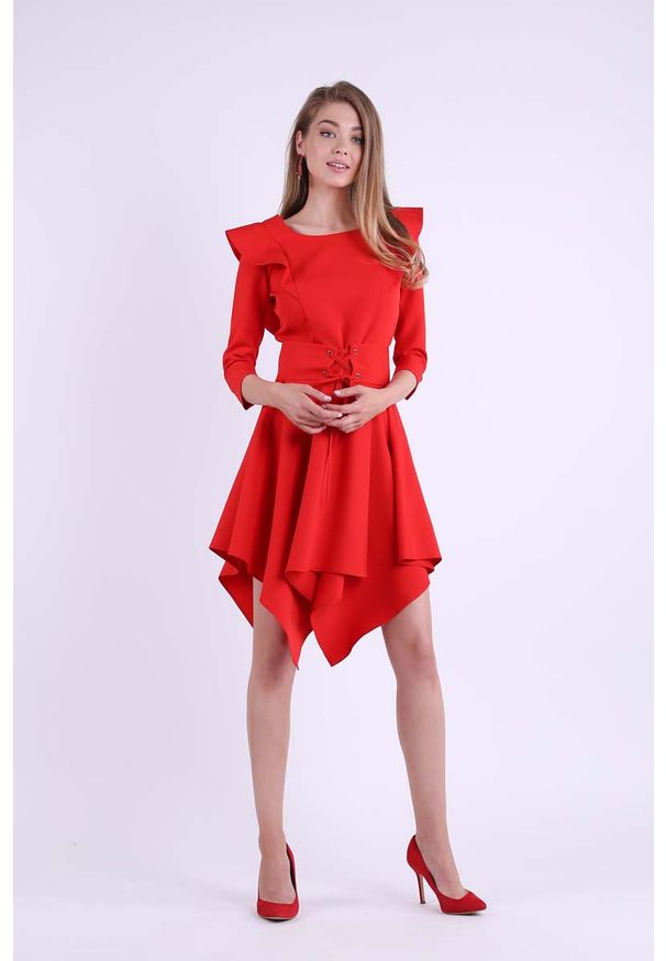 Nommo - Czerwona Asymetryczna Sukienka Wizytowa ze Sznurowanym Paskiem. Kolor: czerwony. Materiał: poliester, wiskoza. Typ sukienki: asymetryczne. Styl: wizytowy
