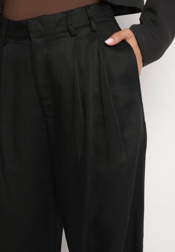 Born2be - Czarne Szerokie Spodnie z Kieszeniami Zapinane na Haftkę Tuzette. Kolekcja: dla wysokich. Kolor: czarny. Długość: długie