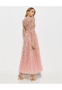 NEEDLE & THREAD - Sukienka z kwiatowym haftem Lilian Rose. Kolor: różowy, wielokolorowy, fioletowy. Materiał: tiul. Długość rękawa: długi rękaw. Wzór: haft, kwiaty #3