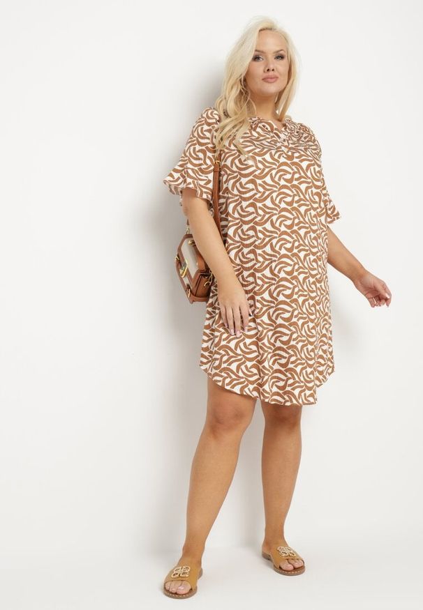 Born2be - Ciemnobeżowa Sukienka z Wiskozy o Pudełkowym Kroju z Abstrakcyjnym Wzorem Koririanne. Okazja: do pracy, na co dzień. Kolor: beżowy. Materiał: wiskoza. Typ sukienki: proste. Styl: elegancki, casual, klasyczny