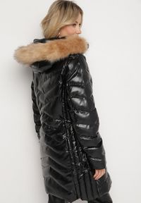 Born2be - Czarno-Brązowa Pikowana Długa Kurtka z Odpinanym Kapturem i Kołnierzem Seniwen. Okazja: na spacer, na co dzień. Kolor: czarny. Materiał: jeans. Długość: długie. Styl: casual, elegancki #3