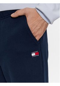 Tommy Jeans Spodnie dresowe Badge DM0DM18355 Granatowy Regular Fit. Kolor: niebieski. Materiał: bawełna #4