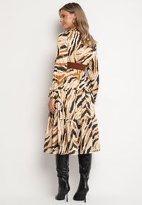 Born2be - Beżowa Rozkloszowana Sukienka Kopertowa w Abstrakcyjny Wzór z Paskiem i Gumką w Talii Zinnaea. Okazja: na spacer, na co dzień. Typ kołnierza: dekolt kopertowy. Kolor: beżowy. Długość rękawa: długi rękaw. Typ sukienki: kopertowe. Styl: casual, elegancki #5