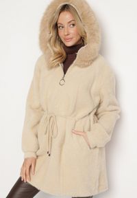 Born2be - Beżowy Płaszcz o Długim Kroju z Futrem i Ściągaczem w Talii Delirith. Okazja: na co dzień. Typ kołnierza: kaptur. Kolor: beżowy. Materiał: futro. Długość: długie. Styl: casual, elegancki #1