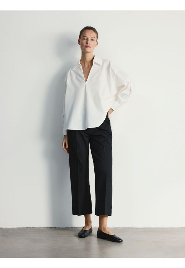 Reserved - Bluzka z kołnierzem - biały. Kolor: biały. Materiał: tkanina, bawełna