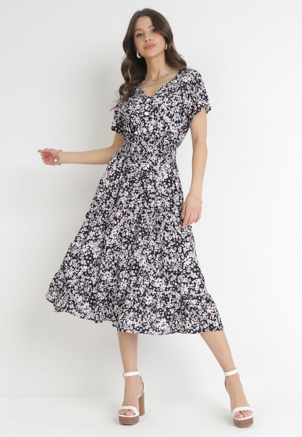 Born2be - Czarna Bawełniana Sukienka w Kwiatki z Gumką w Talii i Guzikami Ronalika. Okazja: na co dzień. Typ kołnierza: dekolt w serek. Kolor: czarny. Materiał: bawełna. Wzór: kwiaty. Typ sukienki: rozkloszowane. Styl: klasyczny, casual, elegancki