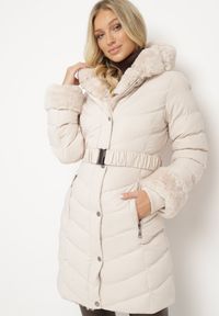Born2be - Jasnobeżowa Pikowana Kurtka Zimowa z Paskiem i Futerkowymi Obszyciami z Możliwością Odpięcia Hedirra. Okazja: na co dzień. Kolor: beżowy. Materiał: futro, jeans. Długość rękawa: długi rękaw. Długość: długie. Sezon: zima. Styl: elegancki, casual #7