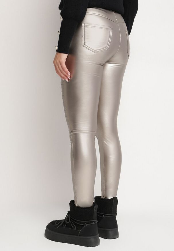 Born2be - Srebrne Ocieplane Spodnie z Imitacji Skóry o Dopasowanym Kroju z Wysokim Stanem Rivaki. Okazja: na co dzień. Stan: podwyższony. Kolor: srebrny. Materiał: skóra. Styl: casual, elegancki
