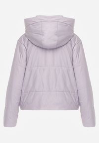 Renee - Jasnofioletowa Kurtka z Szerokim Pikowaniem i Nieodpinanym Kapturem Ninilira. Okazja: na spacer. Kolor: fioletowy. Materiał: jeans #5