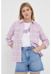 Wrangler koszula bawełniana damska kolor różowy regular z kołnierzykiem klasycznym. Typ kołnierza: kołnierzyk klasyczny. Kolor: różowy. Materiał: bawełna. Długość rękawa: długi rękaw. Długość: długie. Styl: klasyczny #1
