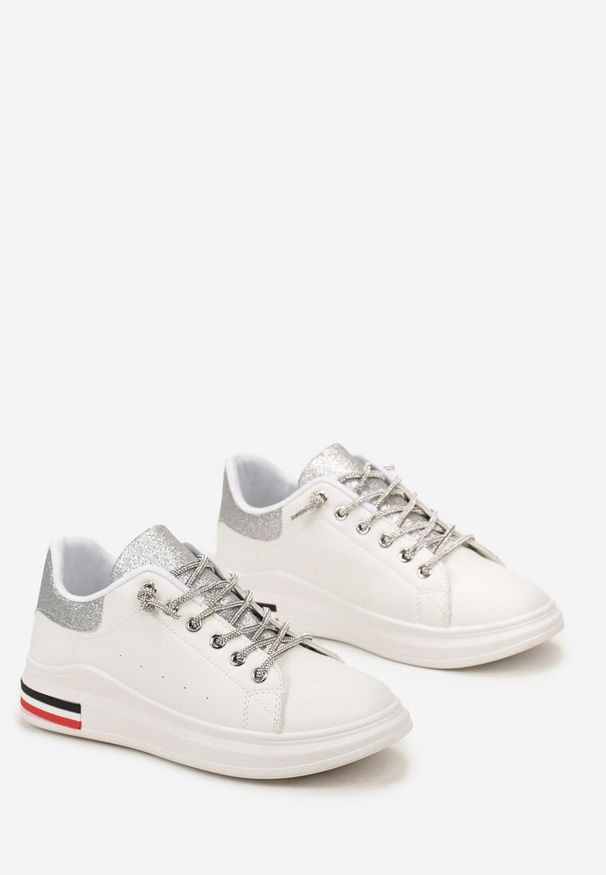 Renee - Biało-Srebrne Sneakersy Ozdobione Brokatem z Cyrkoniami na Sznurowadłach Nilena. Kolor: biały. Szerokość cholewki: normalna. Wzór: aplikacja