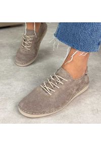 Beżowe ażurowe skórzane półbuty damskie S.Barski 7080. Okazja: na co dzień. Zapięcie: sznurówki. Kolor: beżowy. Materiał: zamsz, skóra. Szerokość cholewki: normalna. Wzór: ażurowy. Sezon: wiosna, jesień, lato. Styl: casual, elegancki, klasyczny #1