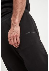 Emporio Armani - Spodnie dresowe męskie EMPORIO ARMANI. Materiał: dresówka