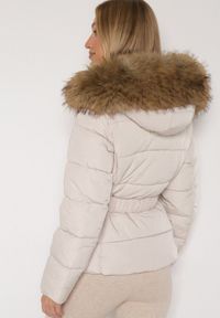 Born2be - Beżowa Pikowana Kurtka z Paskiem Nieodpinanym Kapturem i Futerkiem Retinda. Okazja: na spacer, na co dzień. Kolor: beżowy. Materiał: futro. Styl: casual #3