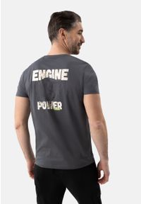 Volcano - T-shirt z nadrukiem na plecach T-ENGIN. Materiał: bawełna, materiał. Długość rękawa: krótki rękaw. Długość: krótkie. Wzór: nadruk. Sezon: lato. Styl: klasyczny #1