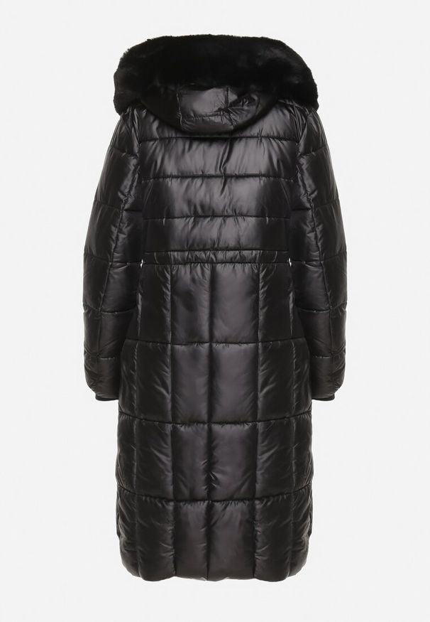 Born2be - Czarna Pikowana Kurtka z Kapturem z Futerkiem z Możliwością Odpięcia Ściągana w Talii Ravanna. Okazja: na co dzień. Typ kołnierza: kaptur. Kolor: czarny. Materiał: futro. Styl: casual, elegancki