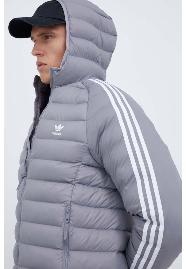 adidas Originals kurtka męska kolor szary przejściowa. Typ kołnierza: kaptur. Kolor: szary. Materiał: materiał. Długość rękawa: raglanowy rękaw