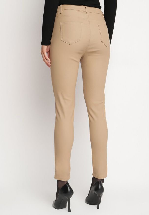 Born2be - Ciemnobeżowe Modelujące Spodnie Skinny z Imitacji Skóry Natividade. Okazja: na co dzień. Kolor: beżowy. Materiał: skóra. Wzór: aplikacja. Styl: wizytowy, elegancki, casual