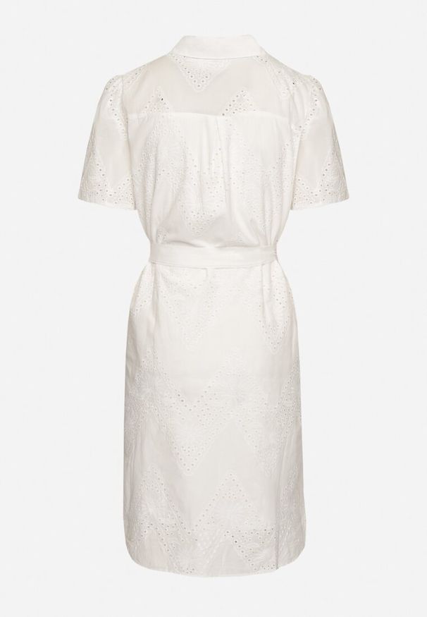 Born2be - Biała Haftowana Sukienka z Bawełny z Paskiem Elearotea. Okazja: na co dzień. Kolor: biały. Materiał: bawełna. Długość rękawa: krótki rękaw. Wzór: haft. Typ sukienki: koszulowe. Styl: casual