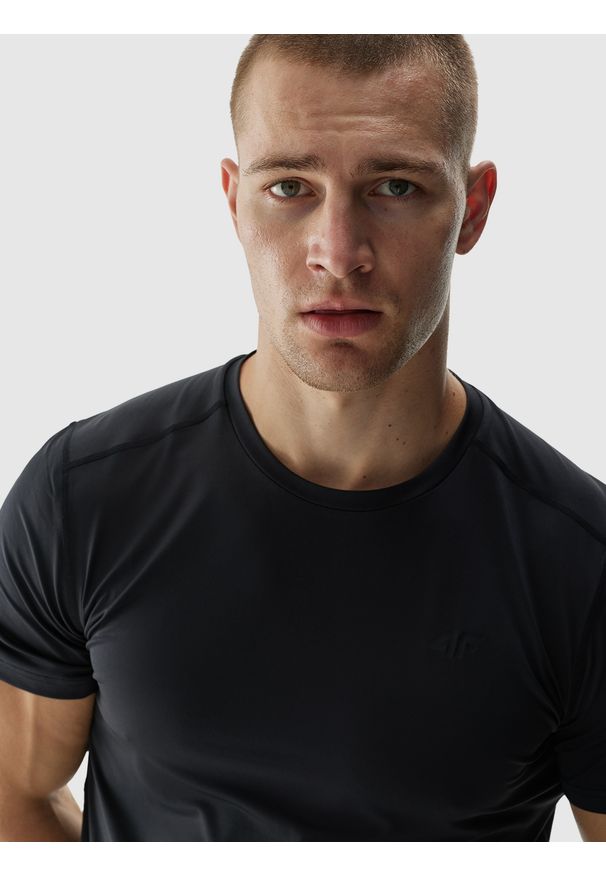 4f - 4F Koszulka treningowa szybkoschnąca męska - czarna S. Kolor: czarny. Materiał: elastan, materiał, włókno, dzianina, syntetyk. Długość rękawa: krótki rękaw. Długość: krótkie. Wzór: ze splotem, gładki, jednolity. Sport: fitness
