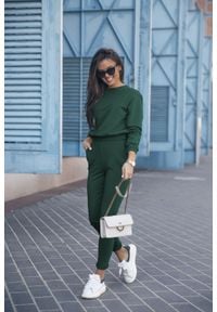 IVON - Dresowy Komplet Nierozpinana Bluza i Dopasowane Spodnie - Zielony. Kolor: zielony. Materiał: dresówka