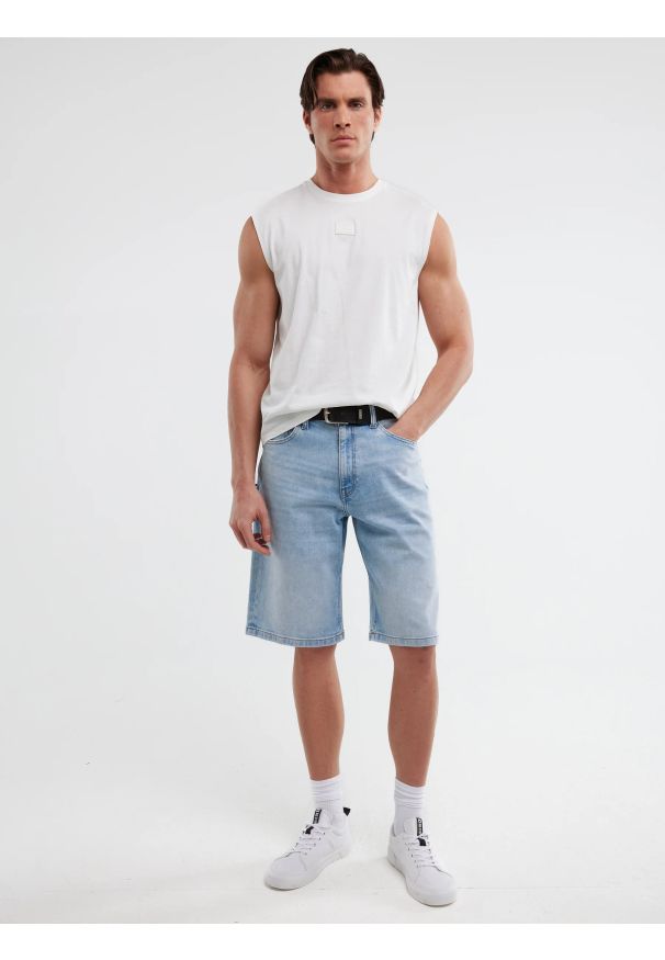 Big-Star - Szorty męskie jeansowe z przetarciami jasnoniebieskie Aleksy Workwear 220. Okazja: na co dzień. Stan: podwyższony. Kolor: niebieski. Materiał: jeans. Sezon: lato. Styl: casual, vintage, klasyczny