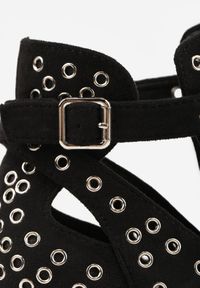 Born2be - Czarne Botki Kowbojki Vices na Obcasie Ozdobione Wycięciem i Metalicznymi Wstawkami Nelori. Okazja: na co dzień. Zapięcie: sprzączka. Kolor: czarny. Materiał: jeans. Wzór: aplikacja. Obcas: na obcasie. Styl: casual, klasyczny. Wysokość obcasa: średni #6