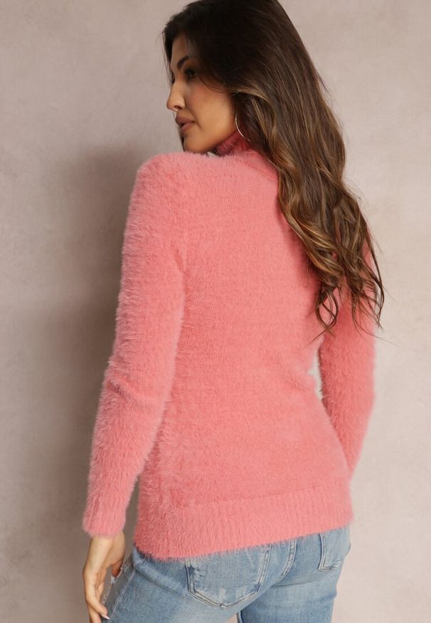 Renee - Różowy Golf z Dzianiny z Długim Włosem i Dodatkiem Wełny Gerdonna. Typ kołnierza: golf. Kolor: różowy. Materiał: dzianina, wełna. Długość: długie. Wzór: jednolity. Sezon: zima, jesień