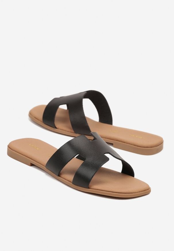 Renee - Czarne Klapki Vices ze Skóry Naturalnej Ozdobione Wycięciami Arqelia. Okazja: na co dzień. Kolor: czarny. Materiał: skóra. Wzór: aplikacja. Styl: casual, elegancki