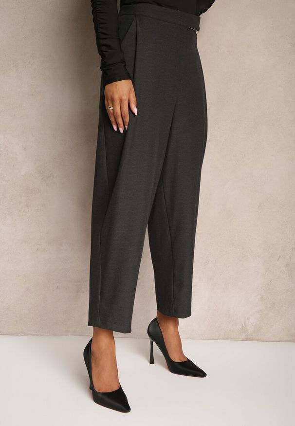 Renee - Ciemnoszare Spodnie o Garniturowym Fasonie High Waist Relessa. Okazja: na spotkanie biznesowe, do pracy. Stan: podwyższony. Kolor: szary. Styl: biznesowy