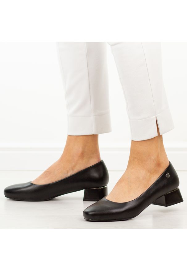 Czarne czółenka damskie na obcasie Sergio Leone Pb417. Okazja: na wesele, na imprezę, na ślub cywilny. Kolor: czarny. Szerokość cholewki: normalna. Wzór: aplikacja. Materiał: skóra. Sezon: wiosna, lato, jesień. Obcas: na obcasie. Styl: klasyczny, elegancki. Wysokość obcasa: niski