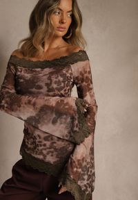 Renee - Brązowa Bluzka Siateczkowa Typu Hiszpanka z Bawełną i Wiskozą z Koronką Nurriva. Okazja: na co dzień. Typ kołnierza: dekolt hiszpanka. Kolor: brązowy. Materiał: wiskoza, koronka, bawełna. Wzór: koronka. Styl: casual