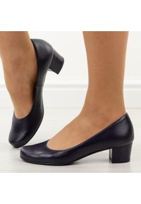 Granatowe Polskie czółenka damskie Gregors 702. Okazja: na co dzień. Kolor: niebieski. Materiał: skóra. Szerokość cholewki: normalna. Obcas: na obcasie. Styl: casual, elegancki, klasyczny. Wysokość obcasa: niski #1