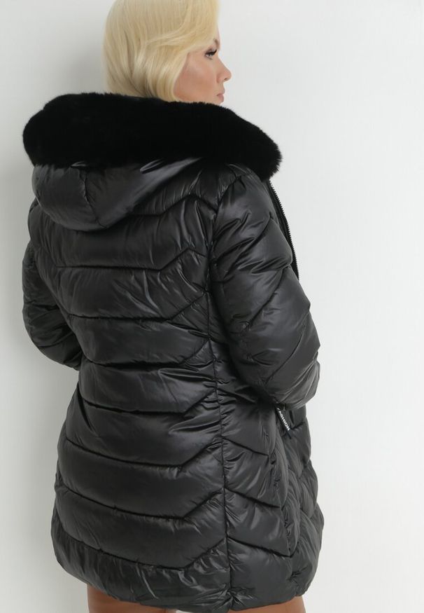 Born2be - Czarna Kurtka Pikowana z Kapturem i Futerkiem Razu. Okazja: na spacer, na co dzień. Typ kołnierza: kaptur. Kolekcja: plus size. Kolor: czarny. Materiał: futro. Sezon: jesień, zima. Styl: elegancki, casual