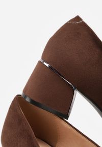 Born2be - Ciemnobrązowe Czółenka na Obcasie Vices z Imitacji Zamszu ze Skórzaną Wkładką i Metaliczną Wstawką Ziztte. Okazja: na co dzień. Kolor: brązowy. Materiał: zamsz, skóra. Wzór: aplikacja. Obcas: na obcasie. Styl: casual, elegancki, klasyczny. Wysokość obcasa: średni #4