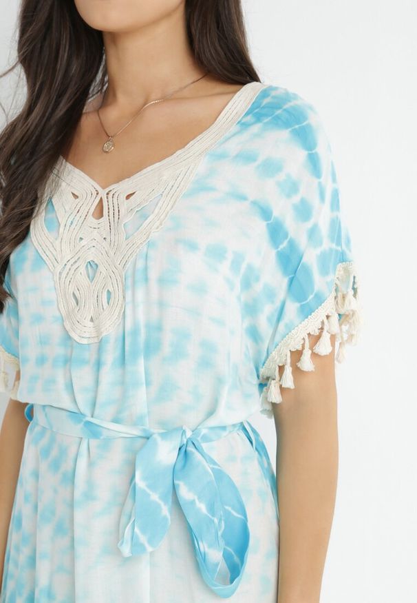 Born2be - Jasnoniebieska Sukienka z Paskiem Ismeira. Kolor: niebieski. Materiał: materiał. Wzór: ażurowy. Sezon: lato. Styl: boho. Długość: midi