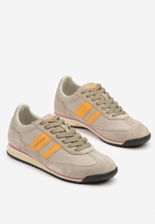 Renee - Beżowe Sneakersy ze Skórzaną Wkładką i Ozdobnymi Paskami Nasnella. Okazja: na co dzień. Zapięcie: pasek. Kolor: beżowy. Materiał: skóra. Wzór: aplikacja