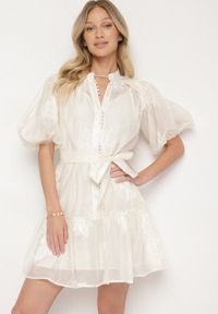 Born2be - Beżowa Koszulowa Przezroczysta Sukienka z Bawełną Haftami i Paskiem Lirulira. Okazja: na co dzień. Kolor: beżowy. Materiał: bawełna. Wzór: haft. Sezon: lato. Typ sukienki: koszulowe. Styl: casual, elegancki #1