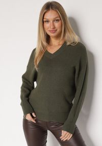 Born2be - Ciemnozielony Sweter z Domieszką Kaszmiru z Dekoltem w Serek Feralaine. Okazja: na co dzień, na spotkanie biznesowe. Typ kołnierza: dekolt w serek. Kolor: zielony. Materiał: kaszmir. Styl: klasyczny, casual, elegancki, biznesowy #1