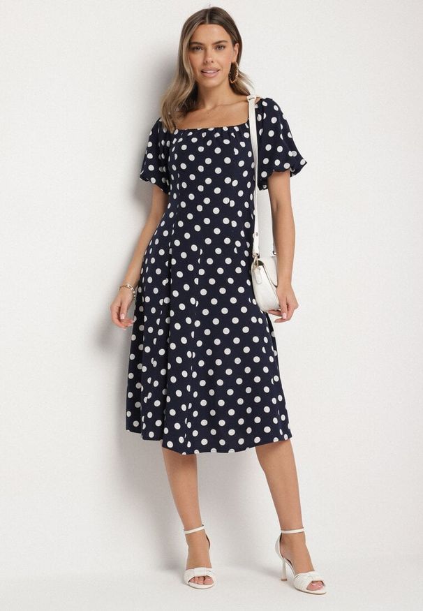 Born2be - Granatowa Rozkloszowana Sukienka Vices w Grochy z Dekoltem Typu Hiszpanka Zimina. Okazja: na co dzień. Typ kołnierza: dekolt hiszpanka. Kolor: niebieski. Materiał: skóra, materiał. Wzór: grochy. Typ sukienki: proste. Styl: casual, klasyczny