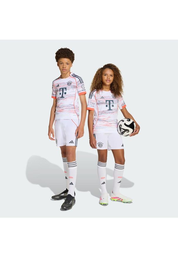 Adidas - Szorty FC Bayern 25/26 Away Kids. Kolor: biały