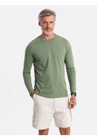 Ombre Clothing - Longsleeve męski bez nadruku - oliwkowy V2. Okazja: na co dzień. Kolor: oliwkowy. Materiał: bawełna. Długość rękawa: długi rękaw. Długość: długie. Styl: klasyczny, casual, rockowy #4