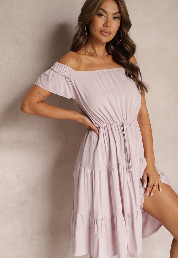 Renee - Jasnofioletowa Sukienka Typu Hiszpanka z Gumką w Pasie Zemvia. Okazja: na co dzień. Typ kołnierza: dekolt hiszpanka. Kolor: fioletowy. Materiał: zamsz. Styl: casual, boho