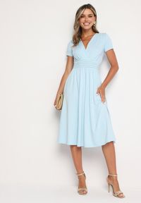 Born2be - Jasnoniebieska Taliowana Sukienka z Dekoltem na Zakładkę Quimadea. Okazja: na spotkanie biznesowe. Kolor: niebieski. Materiał: materiał. Wzór: aplikacja. Styl: elegancki, biznesowy #1