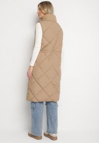 Born2be - Ciemnobeżowa Pikowana Kamizelka o Długim Kroju ze Stójką i Kieszeniami Avatheia. Okazja: na co dzień. Typ kołnierza: kołnierzyk stójkowy. Kolor: beżowy. Materiał: jeans. Długość: długie. Wzór: aplikacja. Styl: elegancki, casual, klasyczny #6
