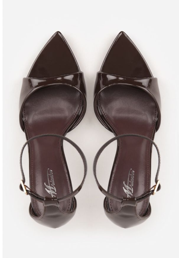 Renee - Brązowe Sandały ze Sprzączką wokół Kostki i Noskiem w Szpic z Lakierowanej Imitacji Skóry Santel. Okazja: na co dzień. Zapięcie: sprzączka. Kolor: brązowy. Materiał: skóra, lakier. Sezon: lato. Styl: casual, klasyczny, elegancki