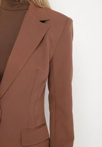 Born2be - Brązowa Taliowana Marynarka VICES z Usztywnionymi Ramionami Aravita. Okazja: na co dzień. Kolor: brązowy. Styl: elegancki, casual, klasyczny #7