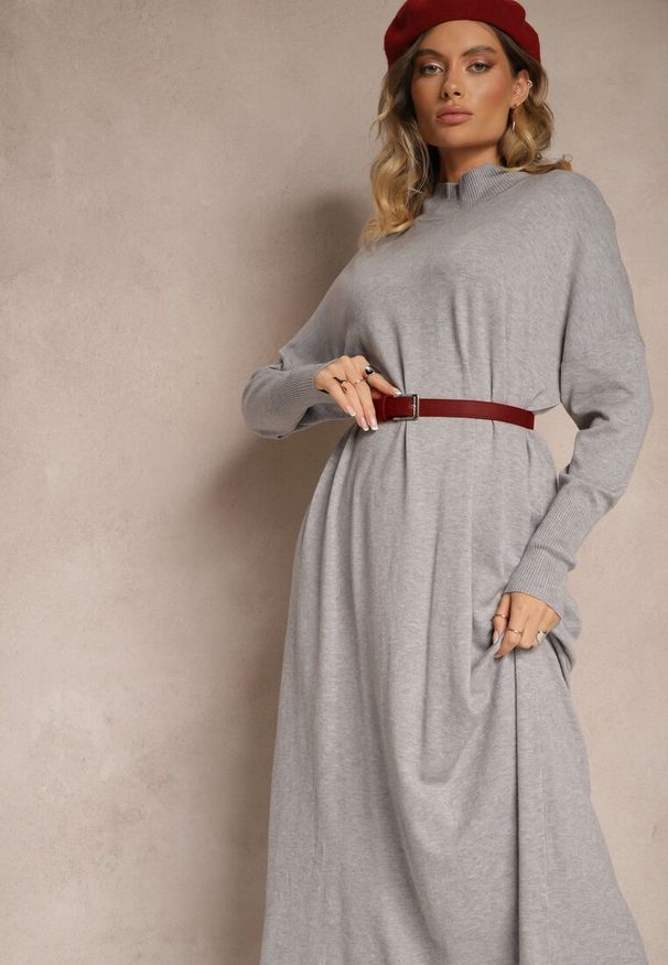 Renee - Jasnoszara Pudełkowa Sukienka Sweterkowa z Wiskozą i Golfem Rinnine. Okazja: na co dzień. Typ kołnierza: golf. Kolor: szary. Materiał: wiskoza. Styl: casual, elegancki